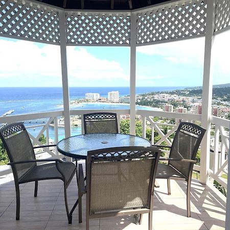Oceanbreeze Jamaica Penthouse, 7-Minute Walk To Beach Ocho Rios Kültér fotó