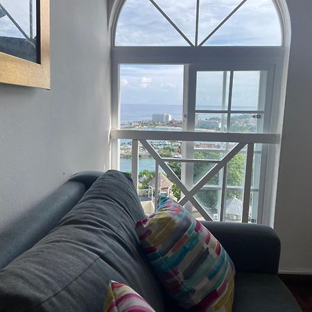 Oceanbreeze Jamaica Penthouse, 7-Minute Walk To Beach Ocho Rios Kültér fotó
