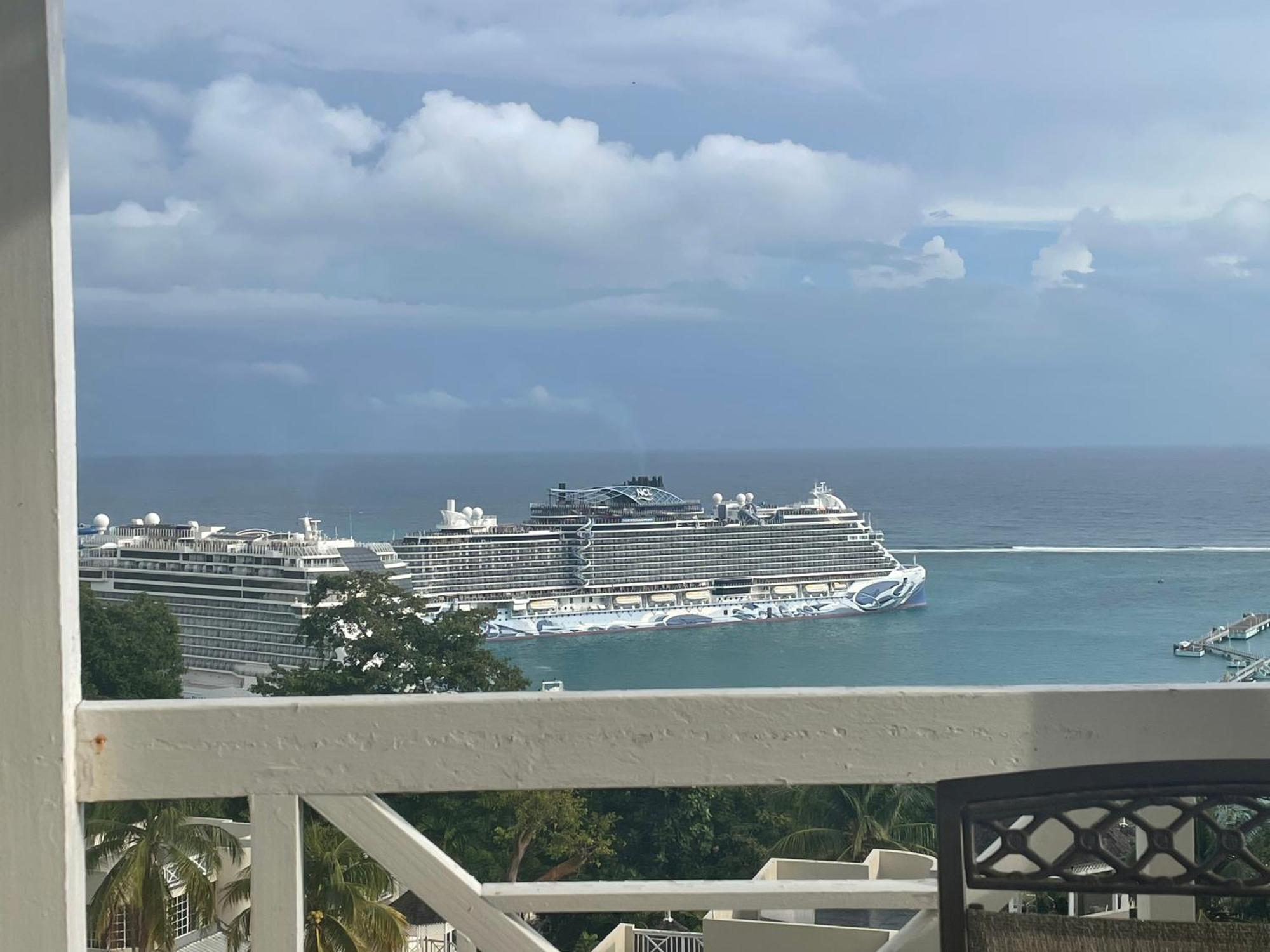 Oceanbreeze Jamaica Penthouse, 7-Minute Walk To Beach Ocho Rios Kültér fotó