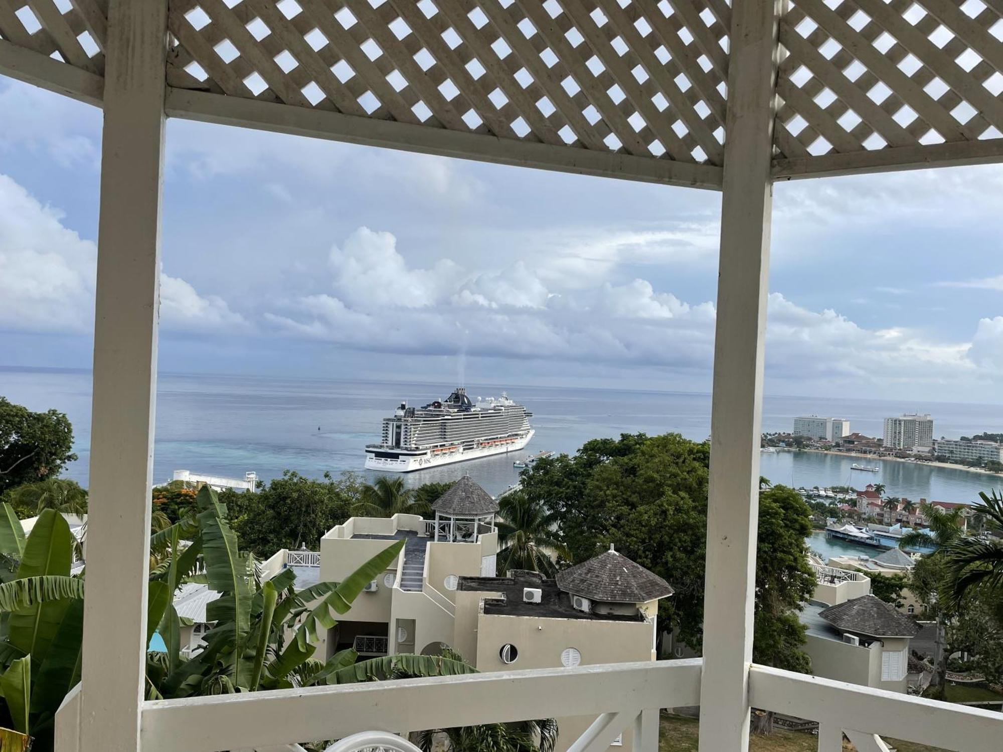 Oceanbreeze Jamaica Penthouse, 7-Minute Walk To Beach Ocho Rios Kültér fotó