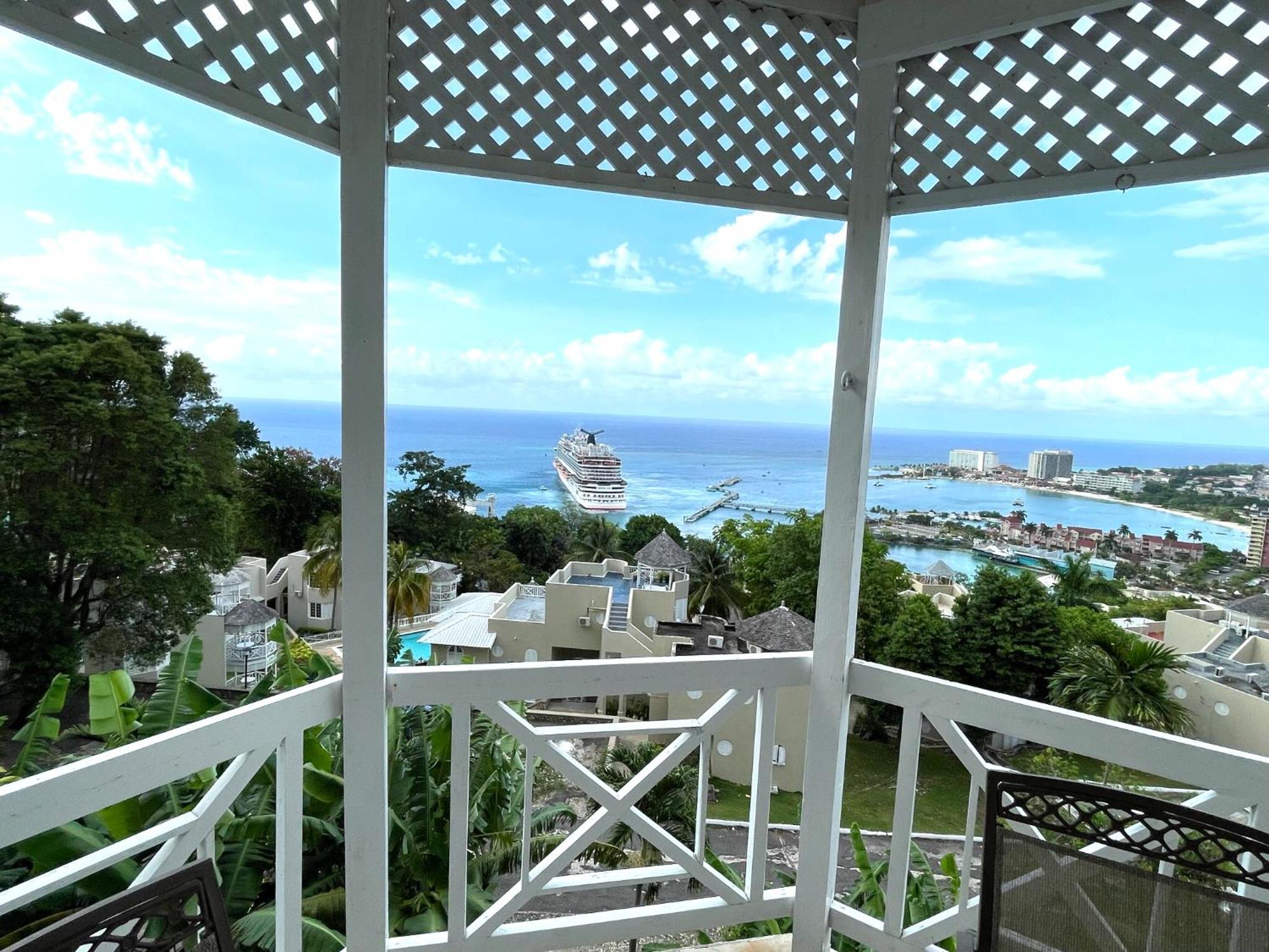 Oceanbreeze Jamaica Penthouse, 7-Minute Walk To Beach Ocho Rios Kültér fotó