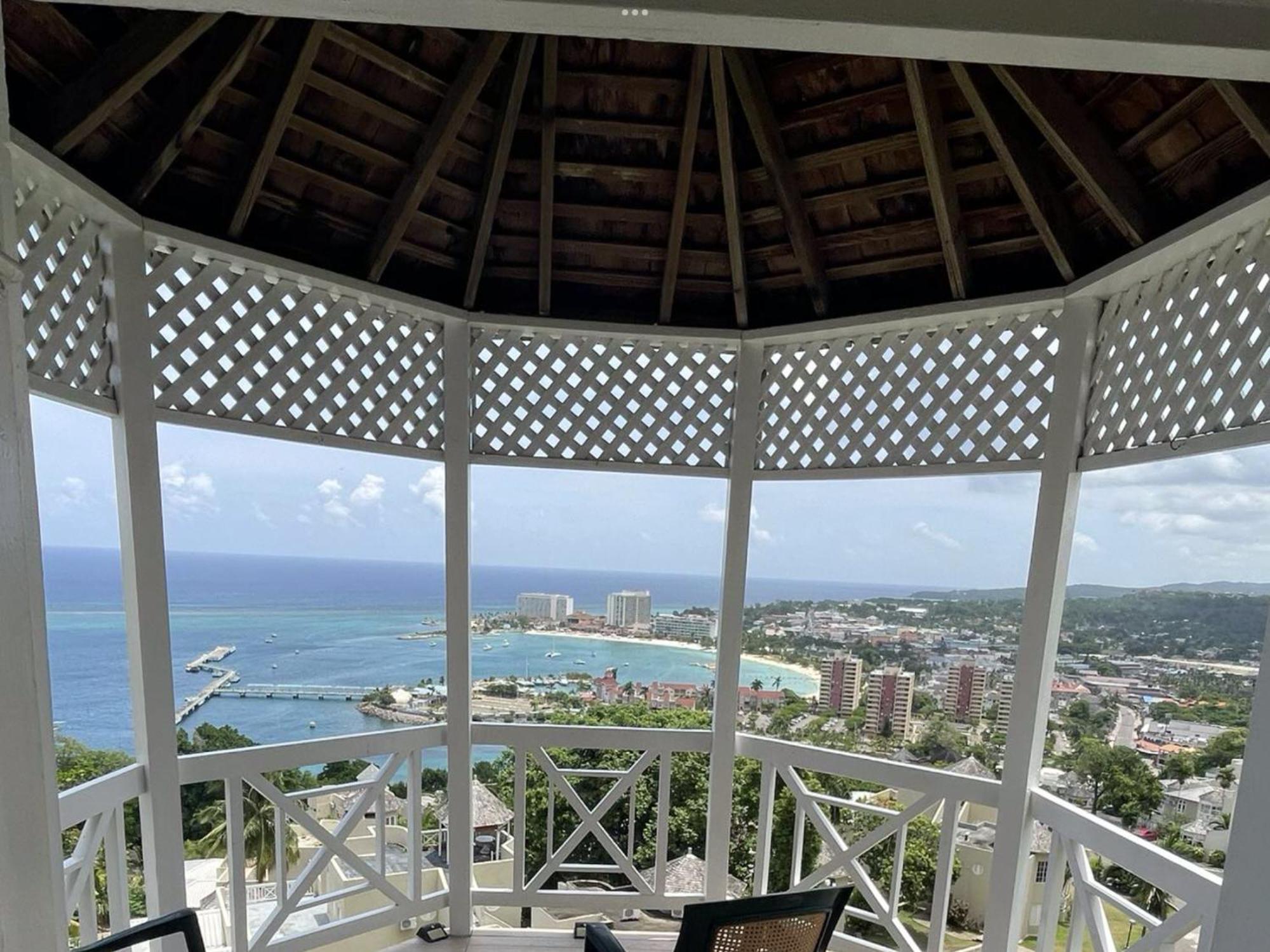 Oceanbreeze Jamaica Penthouse, 7-Minute Walk To Beach Ocho Rios Kültér fotó