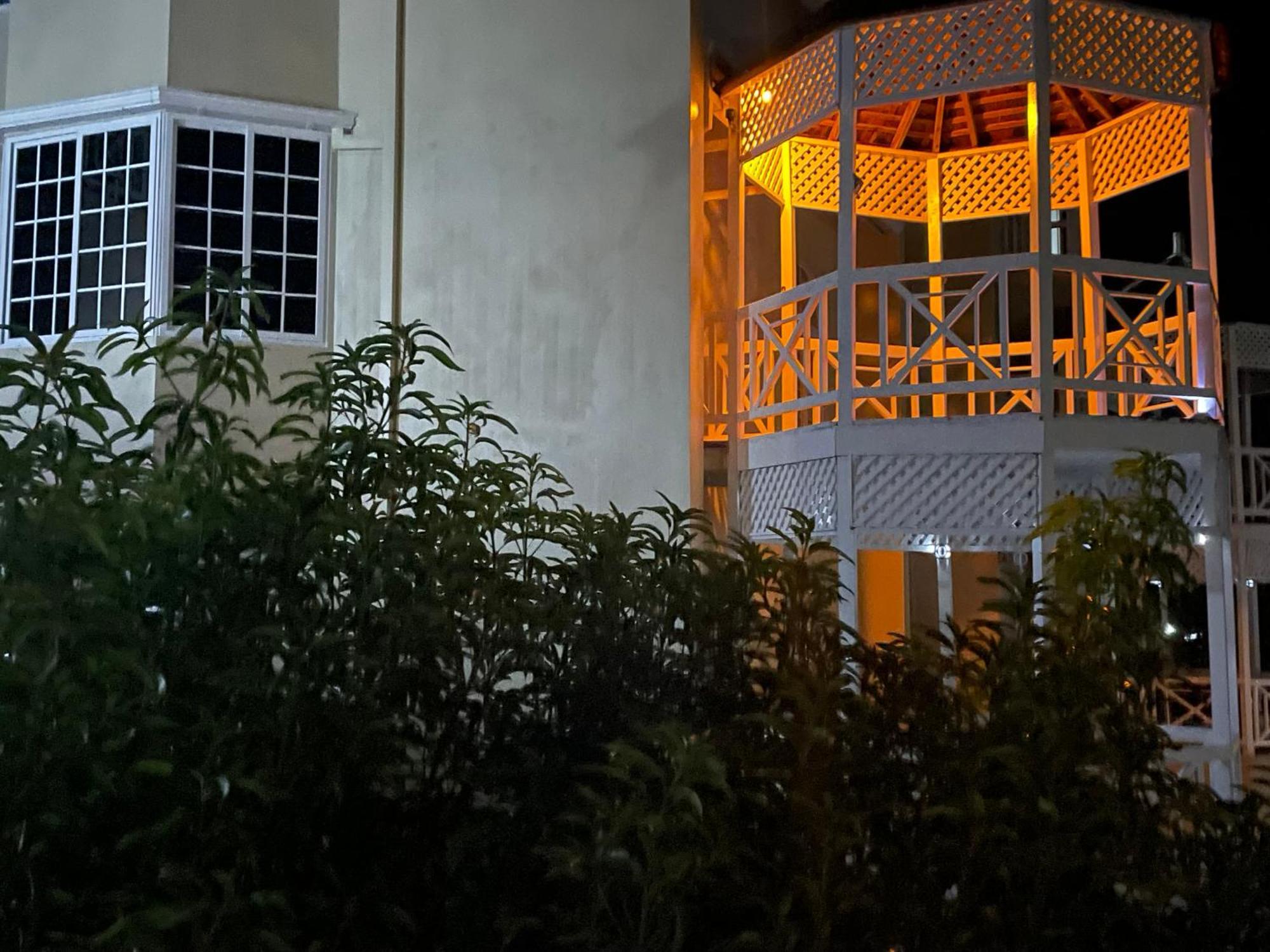 Oceanbreeze Jamaica Penthouse, 7-Minute Walk To Beach Ocho Rios Kültér fotó