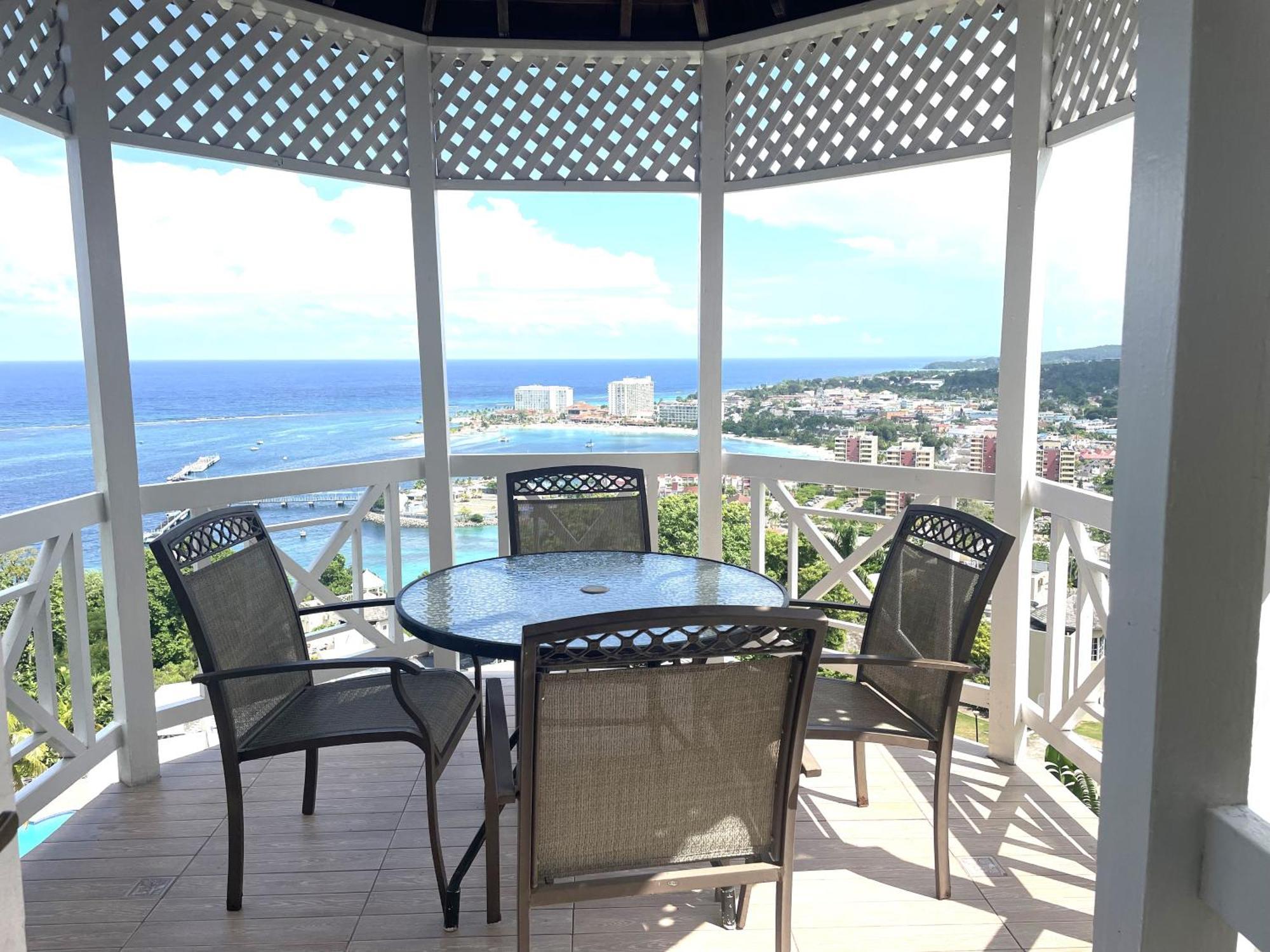 Oceanbreeze Jamaica Penthouse, 7-Minute Walk To Beach Ocho Rios Kültér fotó