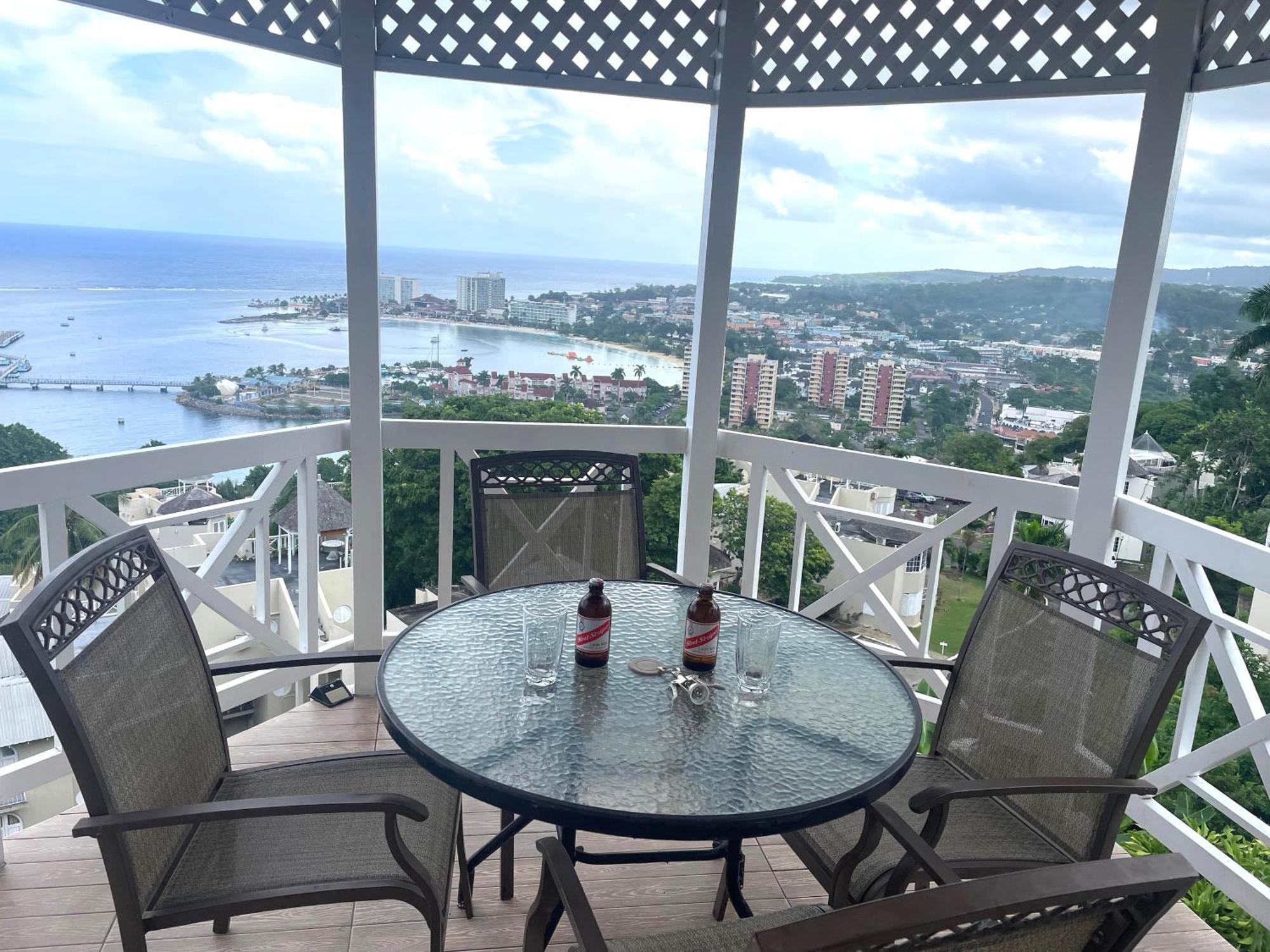 Oceanbreeze Jamaica Penthouse, 7-Minute Walk To Beach Ocho Rios Kültér fotó