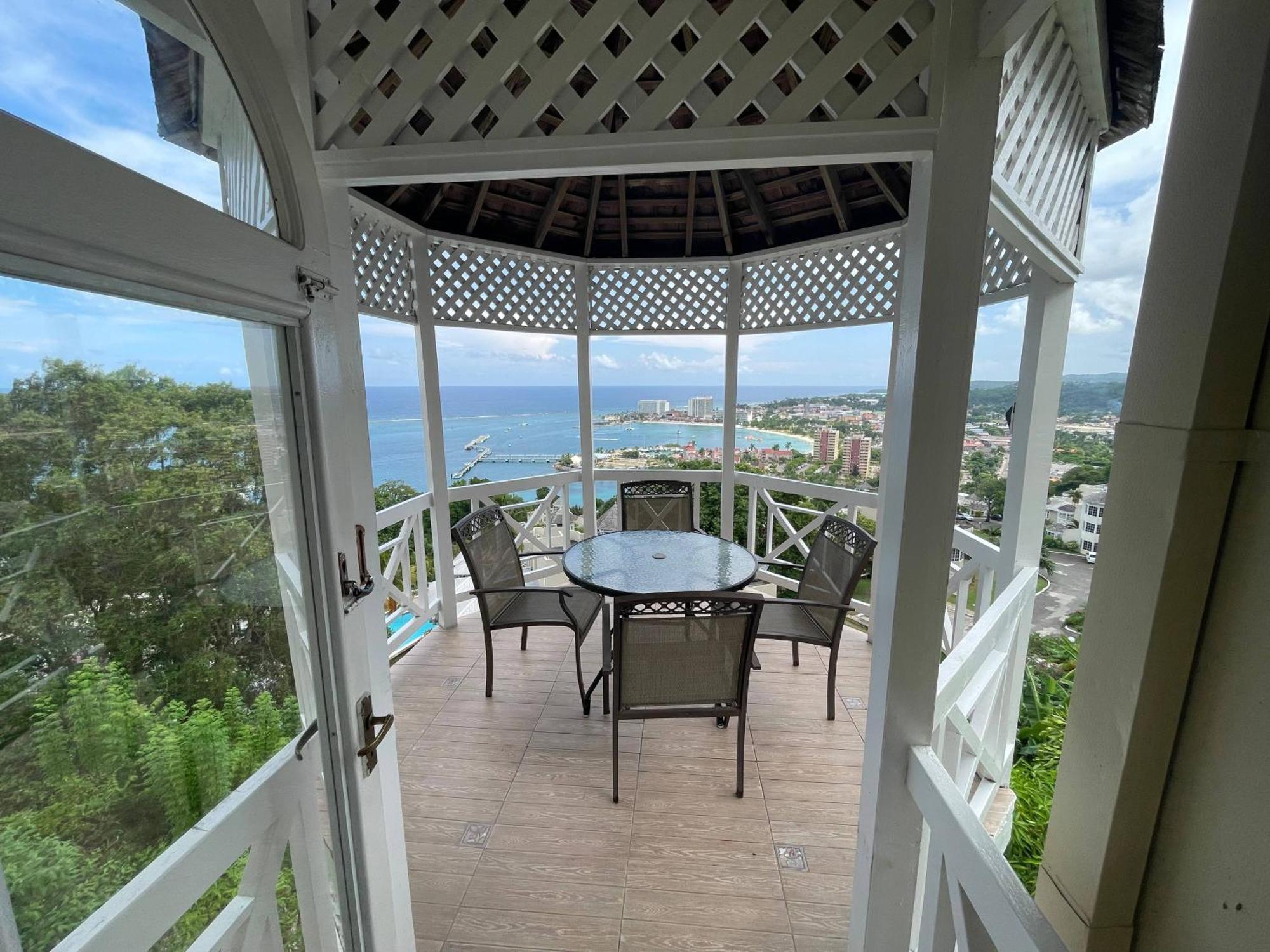 Oceanbreeze Jamaica Penthouse, 7-Minute Walk To Beach Ocho Rios Kültér fotó