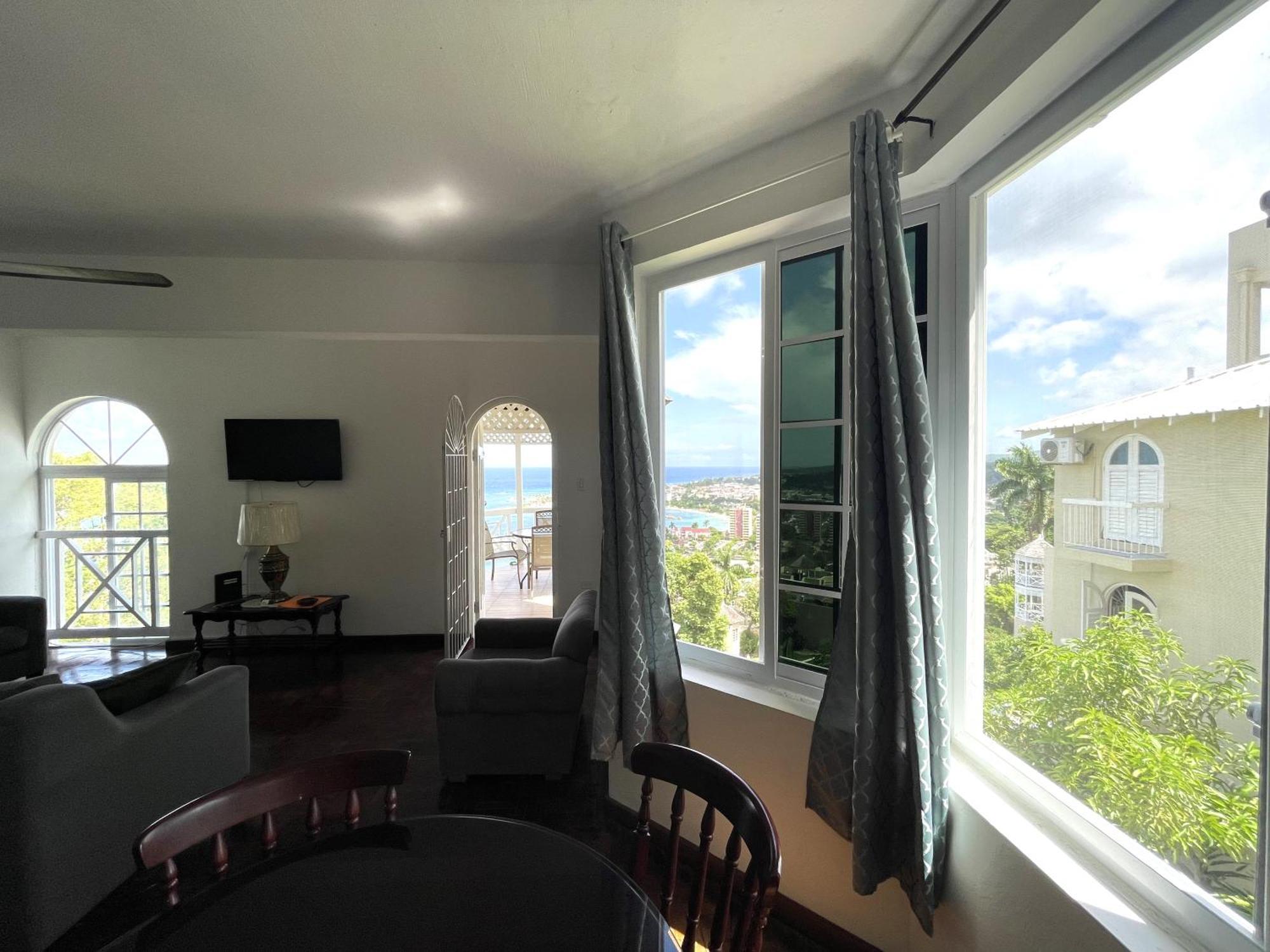 Oceanbreeze Jamaica Penthouse, 7-Minute Walk To Beach Ocho Rios Kültér fotó