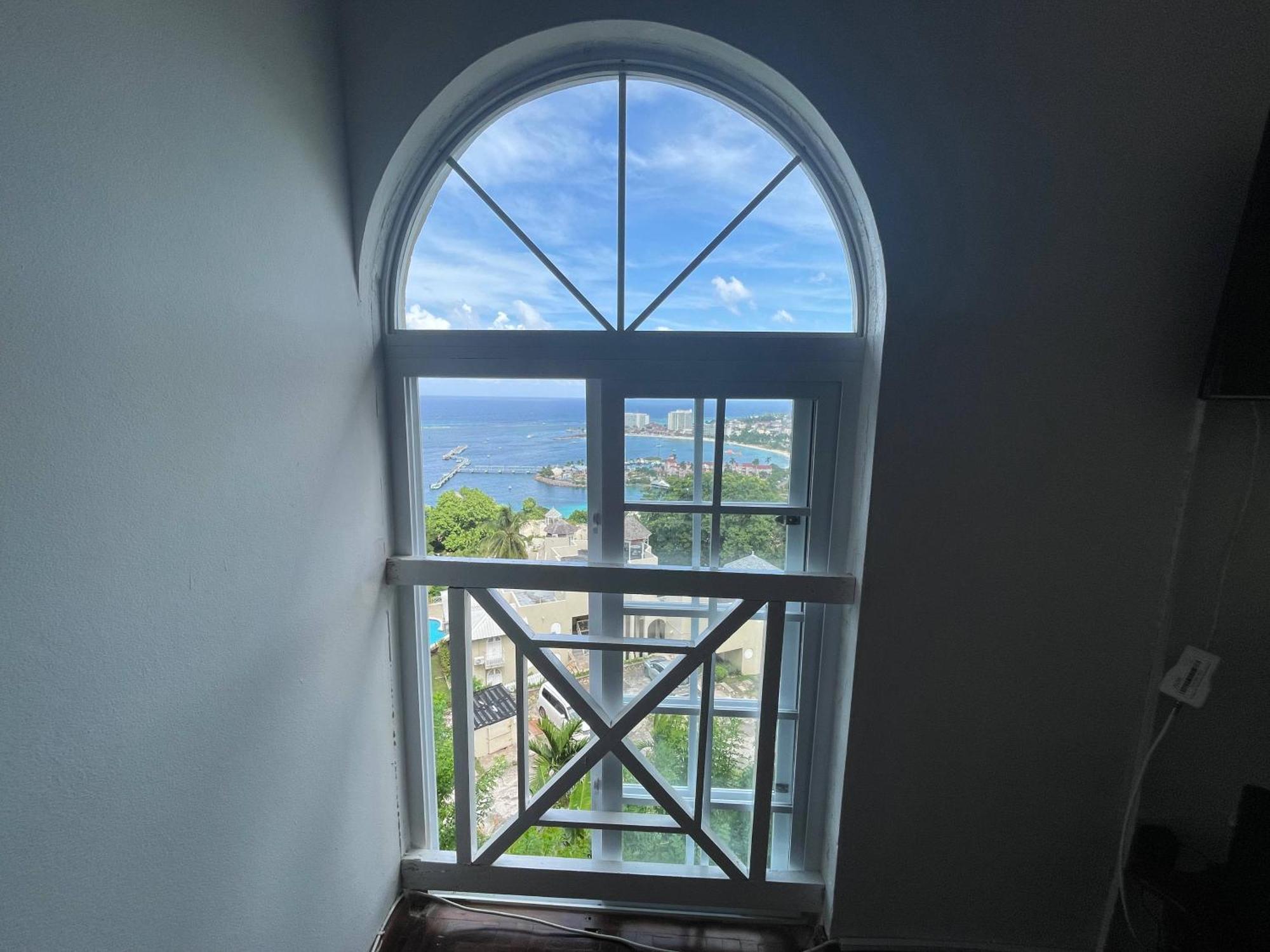 Oceanbreeze Jamaica Penthouse, 7-Minute Walk To Beach Ocho Rios Kültér fotó