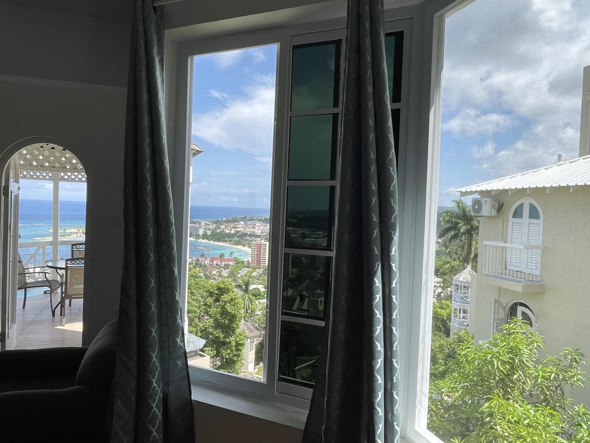 Oceanbreeze Jamaica Penthouse, 7-Minute Walk To Beach Ocho Rios Kültér fotó