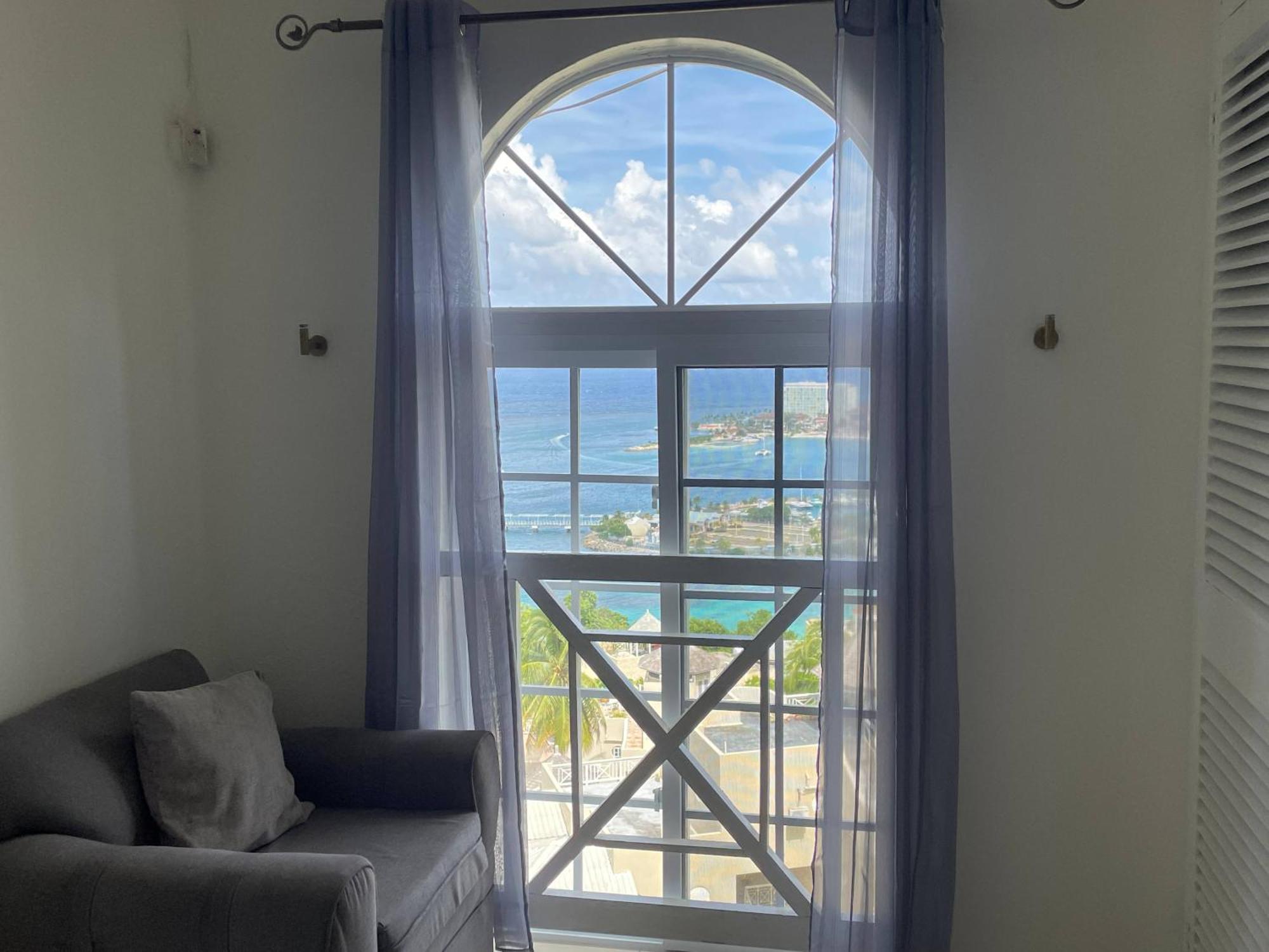 Oceanbreeze Jamaica Penthouse, 7-Minute Walk To Beach Ocho Rios Kültér fotó