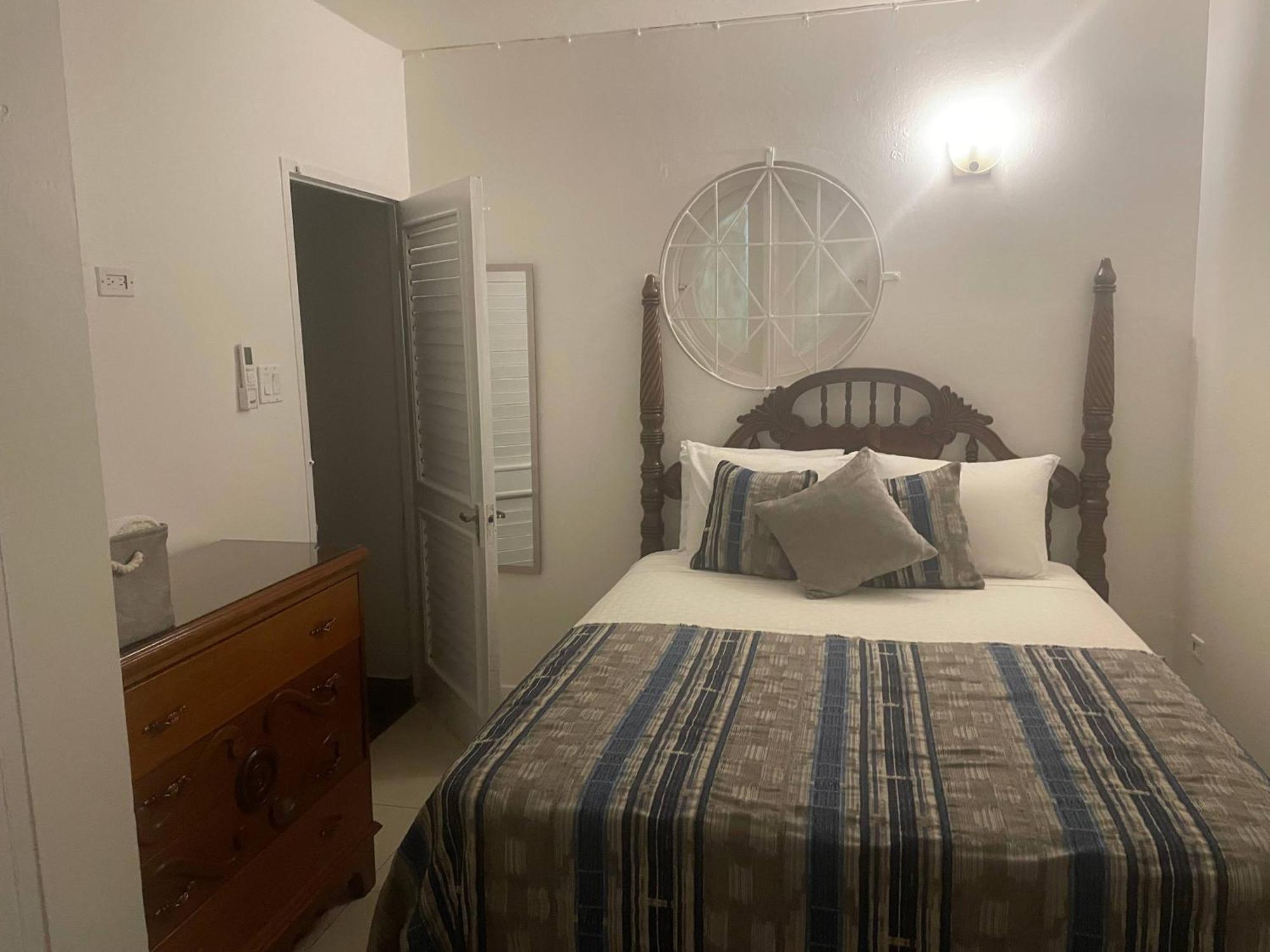 Oceanbreeze Jamaica Penthouse, 7-Minute Walk To Beach Ocho Rios Kültér fotó