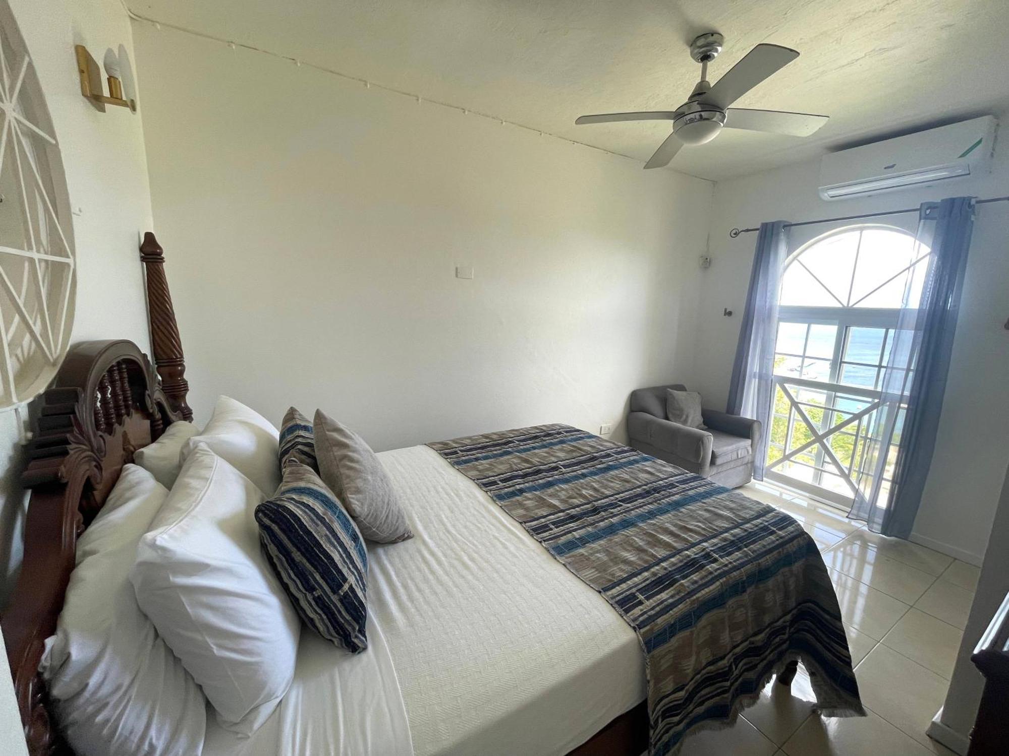 Oceanbreeze Jamaica Penthouse, 7-Minute Walk To Beach Ocho Rios Kültér fotó