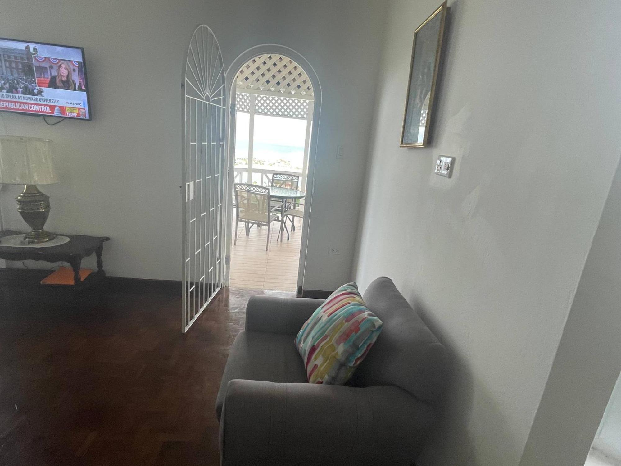 Oceanbreeze Jamaica Penthouse, 7-Minute Walk To Beach Ocho Rios Kültér fotó